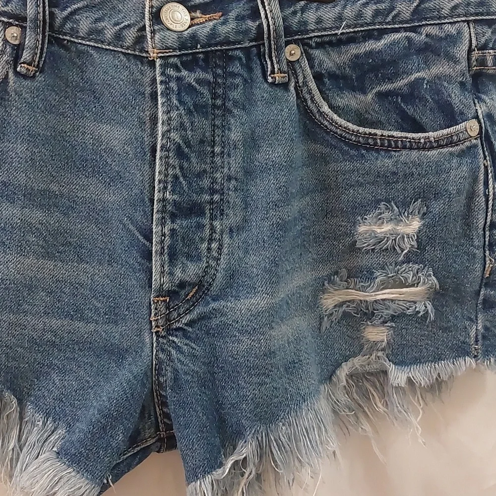 Free People, We the free. Mid Indigo Frayed hem distress shorts. W25 - Picture 2 of 5